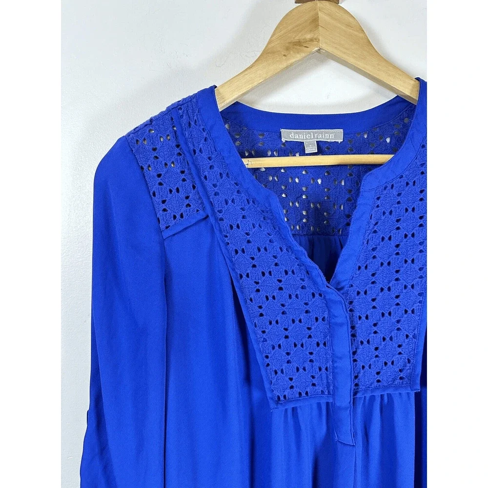 DANIEL RAINN Top Womens Small Sm S Blue Eyelet Detail Roll Tab Long Sleeve Popov
